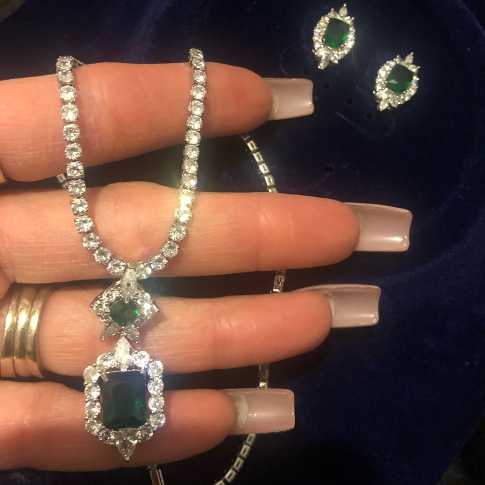 Elegant green stone sets necklace custom jewelry